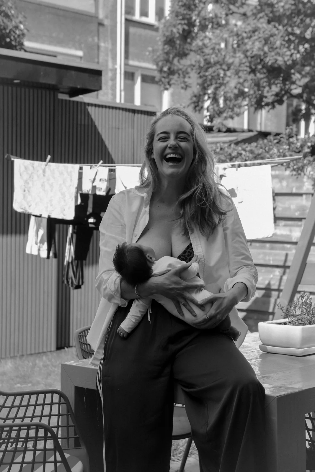 Mira met haar pasgeboren dochter – Doula & Corporate Coach, The Motherhood Business