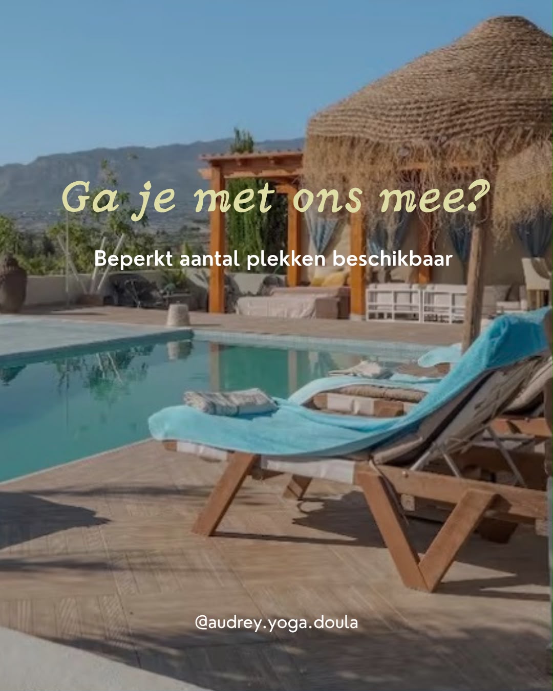 Ligstoelen bij het zwembad van Villa Falhalla