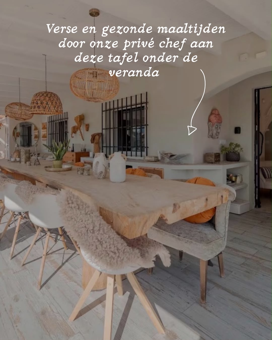 Lange eettafel onder de veranda van Villa Falhalla