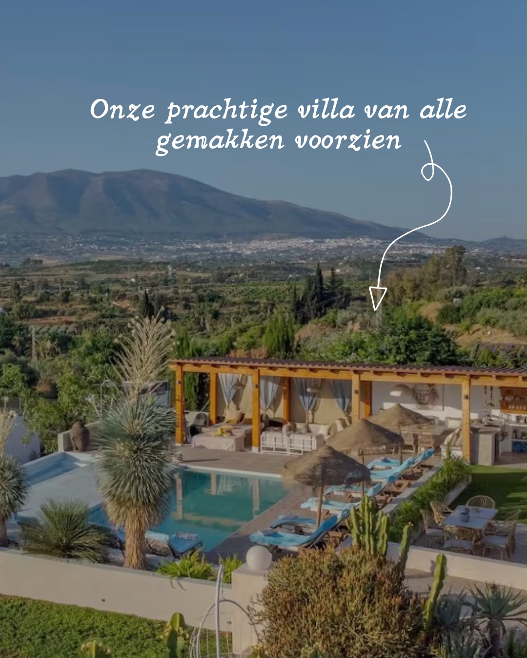 Luchtfoto van het exterieur van Villa Falhalla met zwembad en tuin