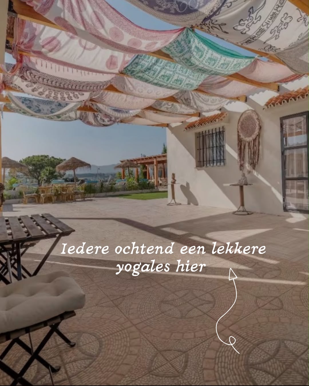 Buitenruimte bij Villa Falhalla waar de ochtendyoga plaatsvindt
